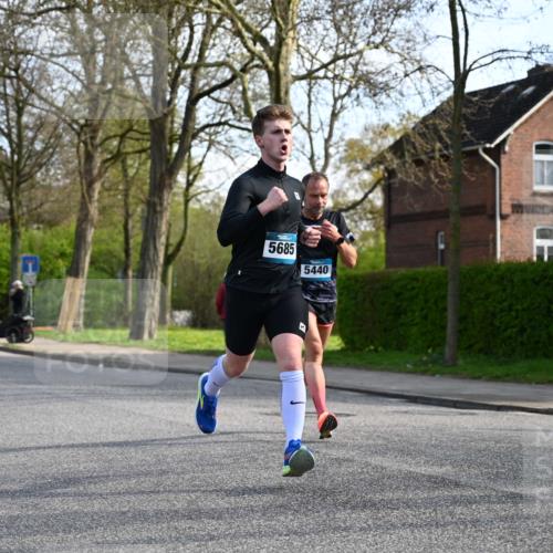 12.04.2026 - 45. Internationalen Wilhelmsburger Insellauf J. Mangold http://msf.ph/oto/9455603 12.04.2026 10:27:16 Ziel 5301, 2994, 5685, 4528, 3815, 5440, 5279, 2659, 5645, 5585, 2181, 4580, 2213 meine-sportfotos.de