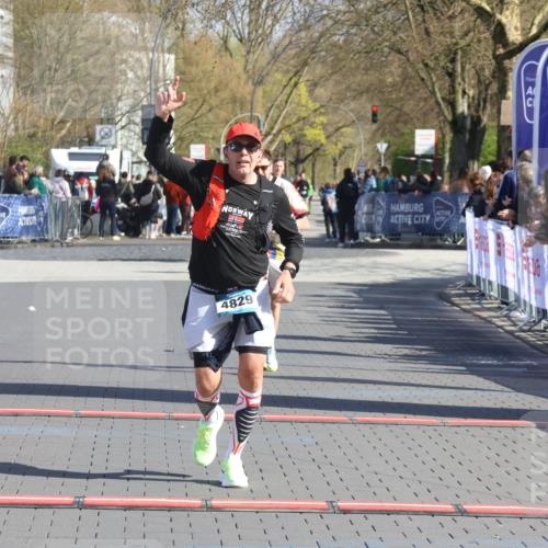 12.04.2026 - 45. Internationalen Wilhelmsburger Insellauf Strokosch-Dieckow http://msf.ph/oto/9455606 12.04.2026 10:44:23 Ziel 2073, 4829, 4062 meine-sportfotos.de