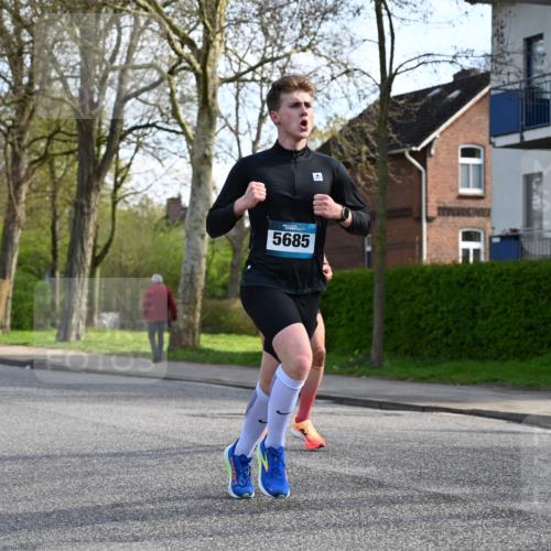 12.04.2026 - 45. Internationalen Wilhelmsburger Insellauf J. Mangold http://msf.ph/oto/9455607 12.04.2026 10:27:16 Ziel 5301, 2994, 5685, 4528, 3815, 5440, 5279, 2659, 5645, 5585, 2181, 4580, 2213 meine-sportfotos.de