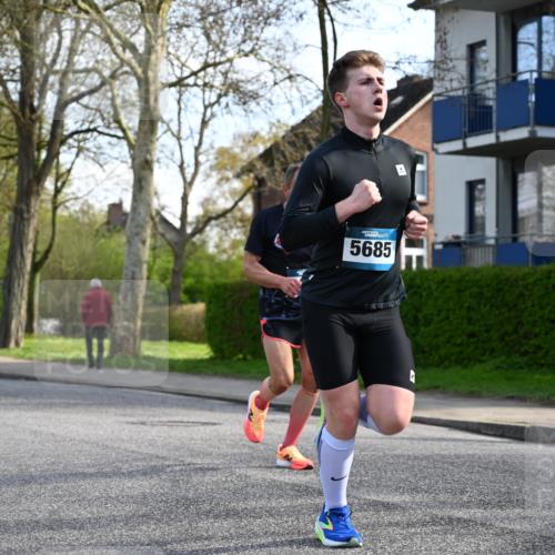 12.04.2026 - 45. Internationalen Wilhelmsburger Insellauf J. Mangold http://msf.ph/oto/9455611 12.04.2026 10:27:17 Ziel 5301, 2994, 5685, 4528, 3815, 5440, 5279, 2659, 5645, 5585, 2181, 4580, 4580, 2213 meine-sportfotos.de