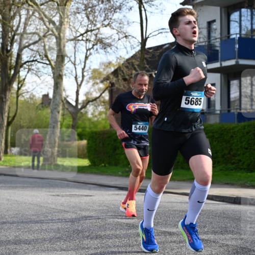 12.04.2026 - 45. Internationalen Wilhelmsburger Insellauf J. Mangold http://msf.ph/oto/9455614 12.04.2026 10:27:17 Ziel 5301, 2994, 5685, 4528, 3815, 5440, 5279, 2659, 5645, 5585, 2181, 4580, 4580, 2213 meine-sportfotos.de