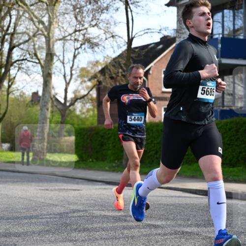 12.04.2026 - 45. Internationalen Wilhelmsburger Insellauf J. Mangold http://msf.ph/oto/9455615 12.04.2026 10:27:17 Ziel 5301, 2994, 5685, 4528, 3815, 5440, 5279, 2659, 5645, 5585, 2181, 4580, 4580, 2213 meine-sportfotos.de
