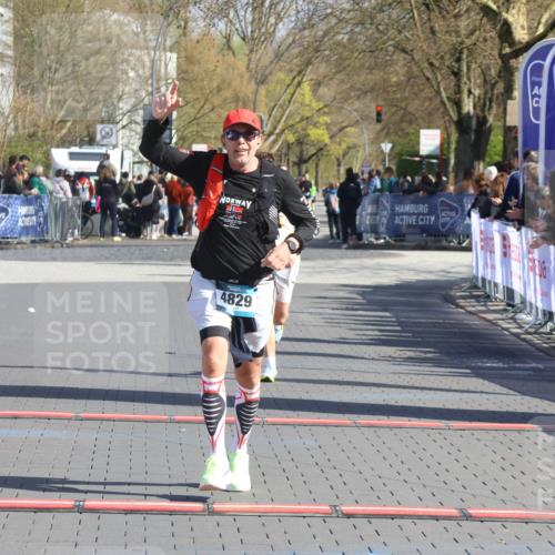 12.04.2026 - 45. Internationalen Wilhelmsburger Insellauf Strokosch-Dieckow http://msf.ph/oto/9455618 12.04.2026 10:44:23 Ziel 2073, 4829, 4062 meine-sportfotos.de