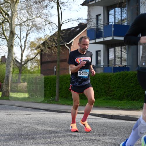 12.04.2026 - 45. Internationalen Wilhelmsburger Insellauf J. Mangold http://msf.ph/oto/9455620 12.04.2026 10:27:17 Ziel 5301, 2994, 5685, 4528, 3815, 5440, 5279, 2659, 5645, 5585, 2181, 4580, 4580, 2213 meine-sportfotos.de