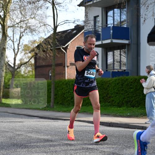 12.04.2026 - 45. Internationalen Wilhelmsburger Insellauf J. Mangold http://msf.ph/oto/9455621 12.04.2026 10:27:17 Ziel 5301, 2994, 5685, 4528, 3815, 5440, 5279, 2659, 5645, 5585, 2181, 4580, 4580, 2213 meine-sportfotos.de