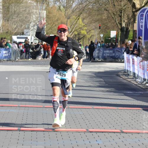 12.04.2026 - 45. Internationalen Wilhelmsburger Insellauf Strokosch-Dieckow http://msf.ph/oto/9455623 12.04.2026 10:44:23 Ziel 2073, 4829, 4062 meine-sportfotos.de