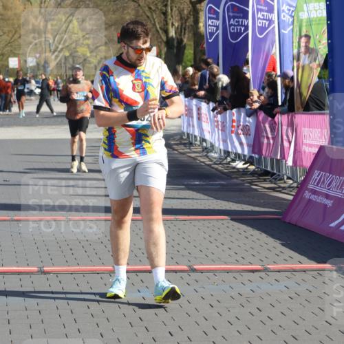 12.04.2026 - 45. Internationalen Wilhelmsburger Insellauf Strokosch-Dieckow http://msf.ph/oto/9455634 12.04.2026 10:44:28 Ziel 4062, 5824, 3356 meine-sportfotos.de