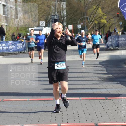 12.04.2026 - 45. Internationalen Wilhelmsburger Insellauf Strokosch-Dieckow http://msf.ph/oto/9455636 12.04.2026 10:31:32 Ziel 5661, 4766 meine-sportfotos.de