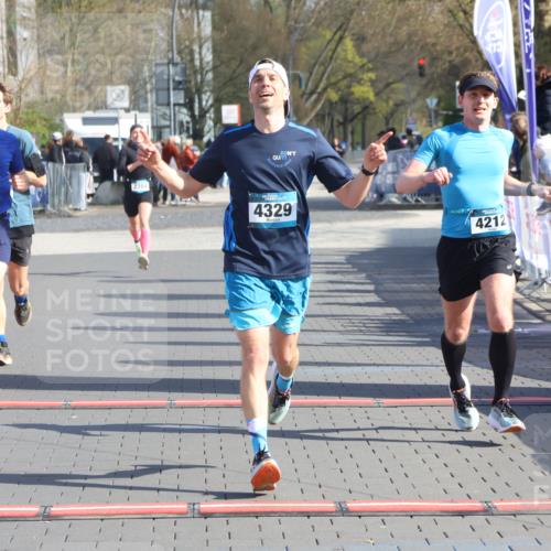 12.04.2026 - 45. Internationalen Wilhelmsburger Insellauf Strokosch-Dieckow http://msf.ph/oto/9455654 12.04.2026 10:31:37 Ziel 4329, 4212, 5526 meine-sportfotos.de