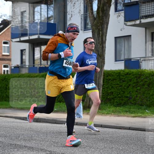 12.04.2026 - 45. Internationalen Wilhelmsburger Insellauf J. Mangold http://msf.ph/oto/9455691 12.04.2026 10:27:45 Ziel 4580, 2213, 4651, 4651, 3562, 2265, 5473, 4163, 4214, 2022, 2022, 4068, 4294, 2851, 5452, 4995, 5833 meine-sportfotos.de