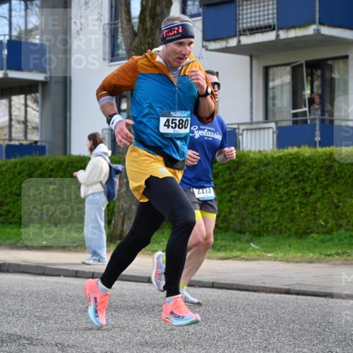 12.04.2026 - 45. Internationalen Wilhelmsburger Insellauf J. Mangold http://msf.ph/oto/9455695 12.04.2026 10:27:46 Ziel 4580, 2213, 4651, 3562, 3562, 2265, 5473, 4163, 4214, 2022, 4068, 4294, 4068, 4294, 2851, 5452, 4995, 5833 meine-sportfotos.de