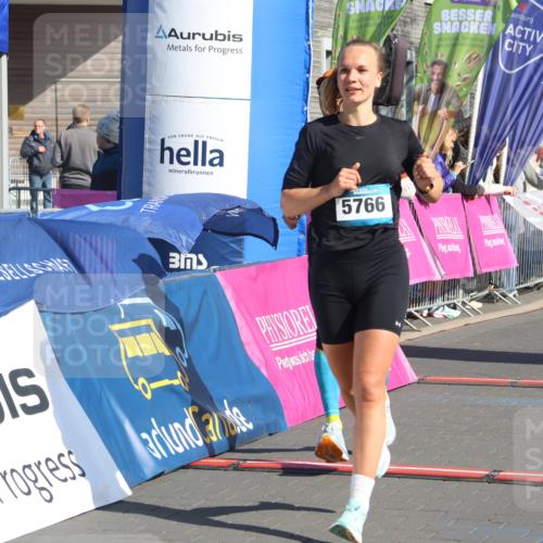 12.04.2026 - 45. Internationalen Wilhelmsburger Insellauf Strokosch-Dieckow http://msf.ph/oto/9455730 12.04.2026 10:44:39 Ziel 5766, 5775 meine-sportfotos.de