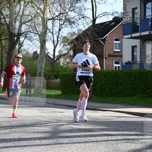 12.04.2026 - 45. Internationalen Wilhelmsburger Insellauf J. Mangold http://msf.ph/oto/9455841 12.04.2026 10:28:18 Ziel 5473, 4163, 4214, 2022, 4068, 4294, 2851, 5452, 4995, 5833, 3904, 4994, 4831, 3141, 4883, 3141, 4883, 2979, 3585, 4154, 3473, 4075, 4075, 4144, 5316 meine-sportfotos.de