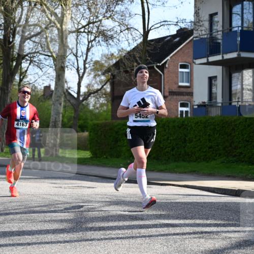 12.04.2026 - 45. Internationalen Wilhelmsburger Insellauf J. Mangold http://msf.ph/oto/9455842 12.04.2026 10:28:18 Ziel 5473, 4163, 4214, 2022, 4068, 4294, 2851, 5452, 4995, 5833, 3904, 4994, 4831, 3141, 4883, 3141, 4883, 2979, 3585, 4154, 3473, 4075, 4075, 4144, 5316 meine-sportfotos.de