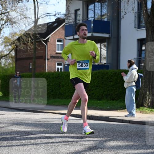 12.04.2026 - 45. Internationalen Wilhelmsburger Insellauf J. Mangold http://msf.ph/oto/9455870 12.04.2026 10:28:25 Ziel 2851, 5452, 4995, 5833, 3904, 4994, 4831, 3141, 4883, 2979, 3585, 4154, 3473, 4075, 4144, 5316, 3514, 2793 meine-sportfotos.de