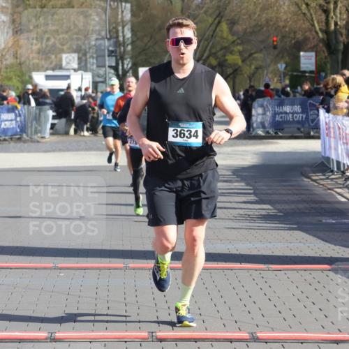 12.04.2026 - 45. Internationalen Wilhelmsburger Insellauf Strokosch-Dieckow http://msf.ph/oto/9455877 12.04.2026 10:31:55 Ziel 3619, 3634, 2780 meine-sportfotos.de