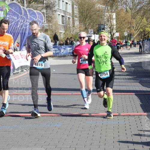 12.04.2026 - 45. Internationalen Wilhelmsburger Insellauf Strokosch-Dieckow http://msf.ph/oto/9455884 12.04.2026 10:44:59 Ziel 2940, 4815, 4758, 5009, 4906 meine-sportfotos.de