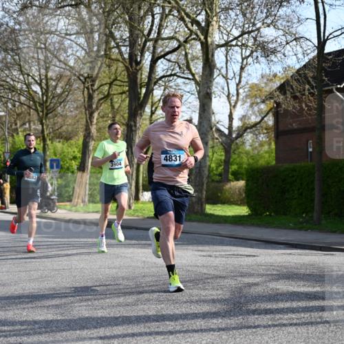 12.04.2026 - 45. Internationalen Wilhelmsburger Insellauf J. Mangold http://msf.ph/oto/9455910 12.04.2026 10:28:29 Ziel 4995, 5833, 3904, 4994, 4831, 3141, 4883, 2979, 3585, 4154, 3473, 4075, 4144, 5316, 3514, 2793, 3777, 4979, 4087 meine-sportfotos.de