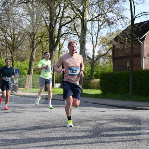 12.04.2026 - 45. Internationalen Wilhelmsburger Insellauf J. Mangold http://msf.ph/oto/9455911 12.04.2026 10:28:29 Ziel 4995, 5833, 3904, 4994, 4831, 3141, 4883, 2979, 3585, 4154, 3473, 4075, 4144, 5316, 3514, 2793, 3777, 4979, 4087 meine-sportfotos.de