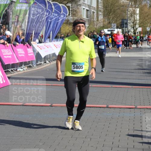 12.04.2026 - 45. Internationalen Wilhelmsburger Insellauf Strokosch-Dieckow http://msf.ph/oto/9455924 12.04.2026 10:45:06 Ziel 5805, 2920 meine-sportfotos.de