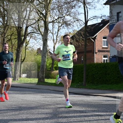 12.04.2026 - 45. Internationalen Wilhelmsburger Insellauf J. Mangold http://msf.ph/oto/9455925 12.04.2026 10:28:31 Ziel 4995, 5833, 3904, 4994, 4831, 3141, 4883, 2979, 3585, 4154, 3473, 4075, 4144, 5316, 3514, 2793, 3777, 4979, 4087 meine-sportfotos.de