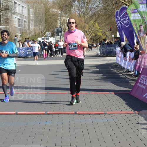 12.04.2026 - 45. Internationalen Wilhelmsburger Insellauf Strokosch-Dieckow http://msf.ph/oto/9456000 12.04.2026 11:02:30 Ziel 5605, 4613, 3178 meine-sportfotos.de