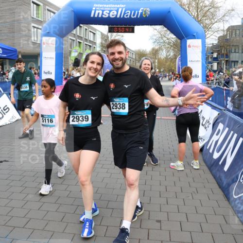 12.04.2026 - 45. Internationalen Wilhelmsburger Insellauf Strokosch-Dieckow http://msf.ph/oto/9456001 12.04.2026 13:03:41 Ziel 2939, 2938 meine-sportfotos.de
