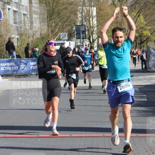 12.04.2026 - 45. Internationalen Wilhelmsburger Insellauf Strokosch-Dieckow http://msf.ph/oto/9456061 12.04.2026 10:45:30 Ziel 2899, 4785, 3566 meine-sportfotos.de