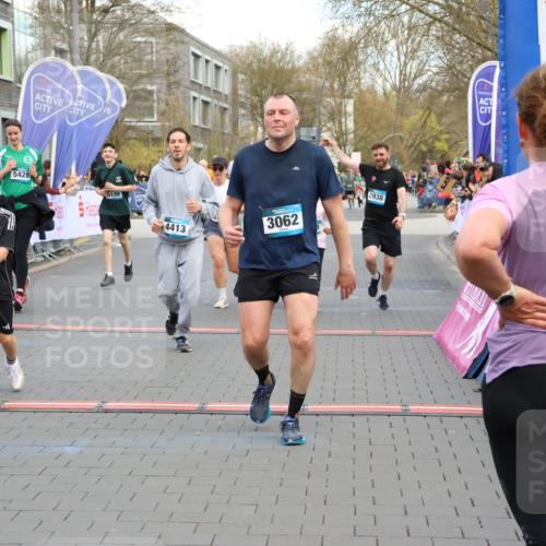 12.04.2026 - 45. Internationalen Wilhelmsburger Insellauf Strokosch-Dieckow http://msf.ph/oto/9456082 12.04.2026 13:03:33 Ziel 3062, 4413, 4523 meine-sportfotos.de