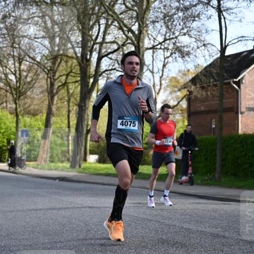 12.04.2026 - 45. Internationalen Wilhelmsburger Insellauf J. Mangold http://msf.ph/oto/9456119 12.04.2026 10:28:46 Ziel 2979, 3585, 4154, 3473, 4075, 4144, 5316, 3514, 2793, 3777, 4979, 4087, 3735, 3735, 3778, 4975 meine-sportfotos.de