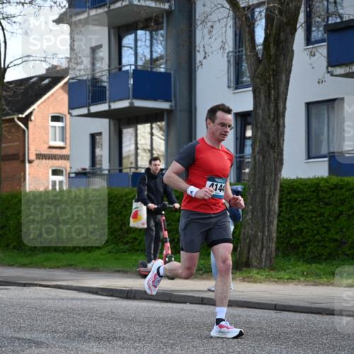 12.04.2026 - 45. Internationalen Wilhelmsburger Insellauf J. Mangold http://msf.ph/oto/9456131 12.04.2026 10:28:47 Ziel 2979, 3585, 4154, 3473, 4075, 4144, 5316, 3514, 2793, 3777, 4979, 4087, 3735, 3778, 4975 meine-sportfotos.de