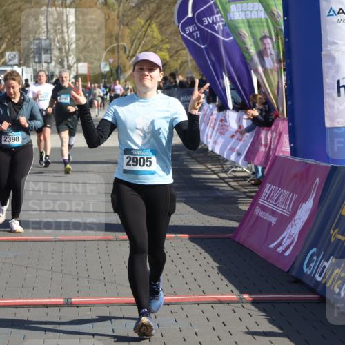 12.04.2026 - 45. Internationalen Wilhelmsburger Insellauf Strokosch-Dieckow http://msf.ph/oto/9456185 12.04.2026 11:02:53 Ziel 2418, 2398, 4595, 4597 meine-sportfotos.de