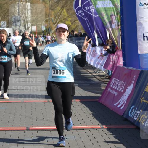 12.04.2026 - 45. Internationalen Wilhelmsburger Insellauf Strokosch-Dieckow http://msf.ph/oto/9456192 12.04.2026 11:02:53 Ziel 2418, 2398, 4595, 4597 meine-sportfotos.de