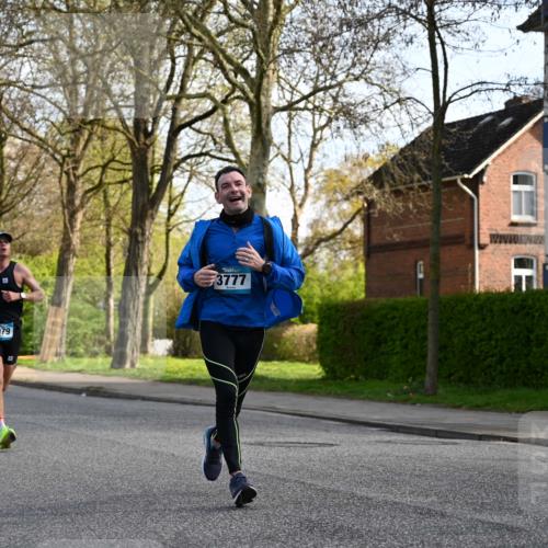 12.04.2026 - 45. Internationalen Wilhelmsburger Insellauf J. Mangold http://msf.ph/oto/9456198 12.04.2026 10:29:07 Ziel 3514, 2793, 3777, 4979, 4087, 3735, 3778, 4975, 4027, 5804, 3355, 4142, 2627, 3542 meine-sportfotos.de