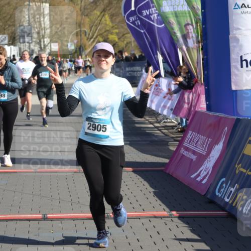 12.04.2026 - 45. Internationalen Wilhelmsburger Insellauf Strokosch-Dieckow http://msf.ph/oto/9456199 12.04.2026 11:02:53 Ziel 2418, 2398, 4595, 4597 meine-sportfotos.de