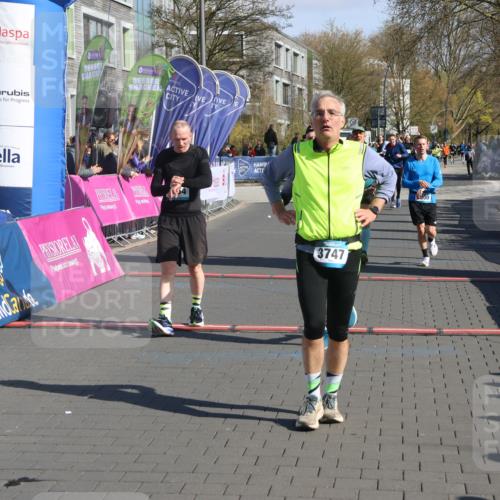 12.04.2026 - 45. Internationalen Wilhelmsburger Insellauf Strokosch-Dieckow http://msf.ph/oto/9456236 12.04.2026 10:45:42 Ziel 3054, 2376, 2300, 3334 meine-sportfotos.de