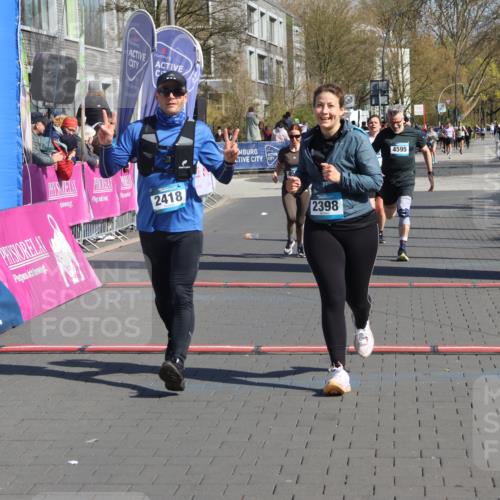 12.04.2026 - 45. Internationalen Wilhelmsburger Insellauf Strokosch-Dieckow http://msf.ph/oto/9456256 12.04.2026 11:02:55 Ziel 2418, 2398, 4595, 4597, 4825 meine-sportfotos.de