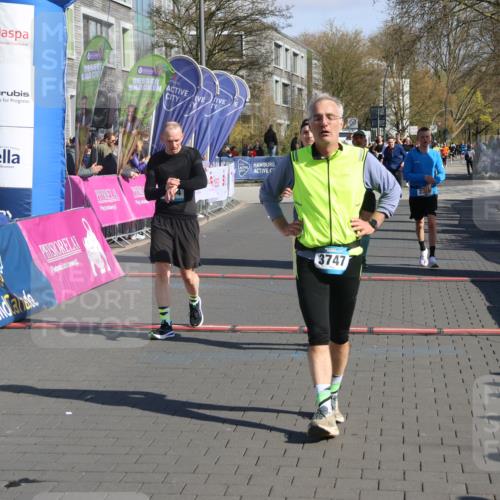 12.04.2026 - 45. Internationalen Wilhelmsburger Insellauf Strokosch-Dieckow http://msf.ph/oto/9456257 12.04.2026 10:45:42 Ziel 3054, 2376, 2300, 3334 meine-sportfotos.de