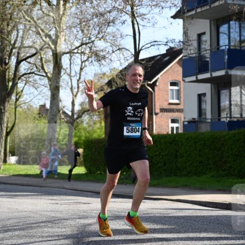 12.04.2026 - 45. Internationalen Wilhelmsburger Insellauf J. Mangold http://msf.ph/oto/9456273 12.04.2026 10:29:32 Ziel 4975, 4027, 5804, 3355, 4142, 2627, 3542, 4511, 5459, 4670, 4904, 5534, 3845 meine-sportfotos.de