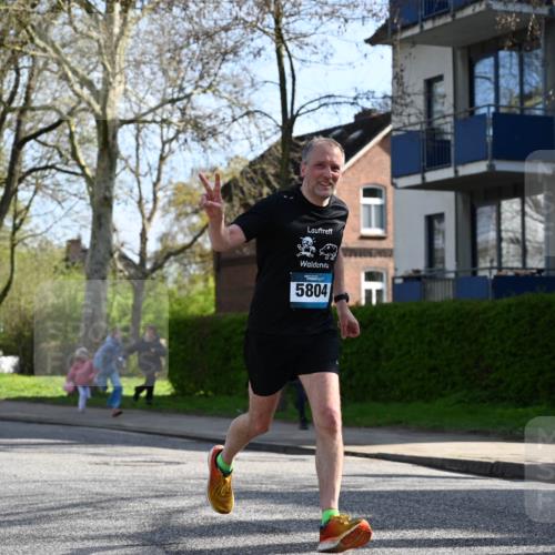 12.04.2026 - 45. Internationalen Wilhelmsburger Insellauf J. Mangold http://msf.ph/oto/9456274 12.04.2026 10:29:32 Ziel 4975, 4027, 5804, 3355, 4142, 2627, 3542, 4511, 5459, 4670, 4904, 5534, 3845 meine-sportfotos.de