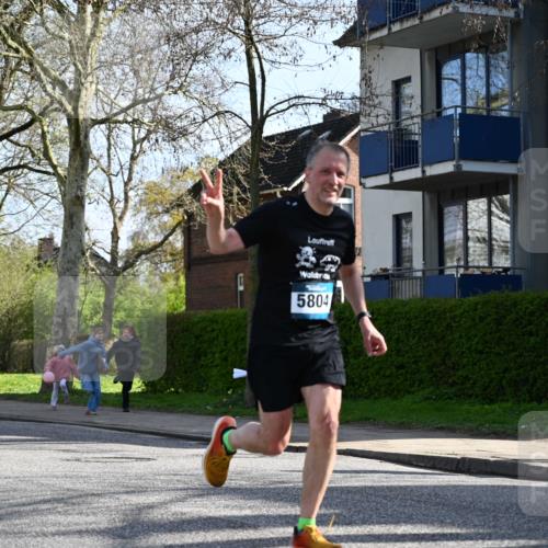 12.04.2026 - 45. Internationalen Wilhelmsburger Insellauf J. Mangold http://msf.ph/oto/9456275 12.04.2026 10:29:32 Ziel 4975, 4027, 5804, 3355, 4142, 2627, 3542, 4511, 5459, 4670, 4904, 5534, 3845 meine-sportfotos.de