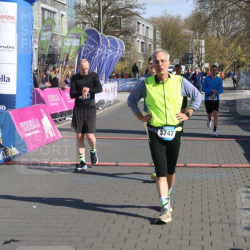 12.04.2026 - 45. Internationalen Wilhelmsburger Insellauf Strokosch-Dieckow http://msf.ph/oto/9456278 12.04.2026 10:45:42 Ziel 3054, 2376, 2300, 3334 meine-sportfotos.de