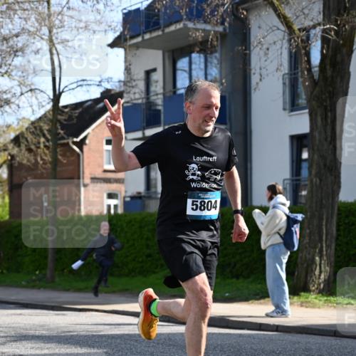 12.04.2026 - 45. Internationalen Wilhelmsburger Insellauf J. Mangold http://msf.ph/oto/9456282 12.04.2026 10:29:33 Ziel 4975, 4027, 5804, 3355, 4142, 2627, 3542, 4511, 4511, 5459, 4670, 4904, 5534, 3845 meine-sportfotos.de
