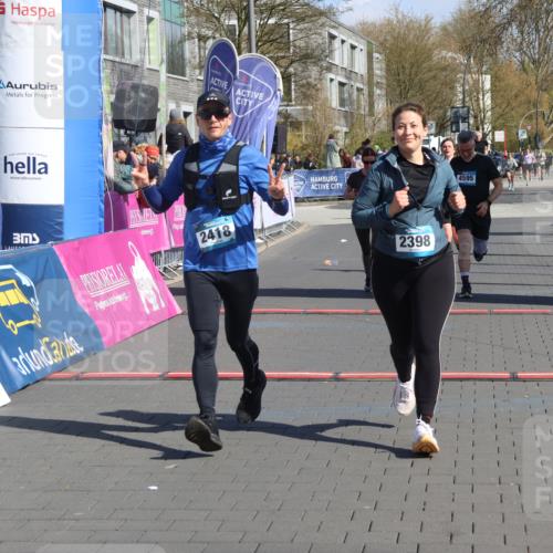 12.04.2026 - 45. Internationalen Wilhelmsburger Insellauf Strokosch-Dieckow http://msf.ph/oto/9456305 12.04.2026 11:02:55 Ziel 2418, 2398, 4595, 4597, 4825 meine-sportfotos.de