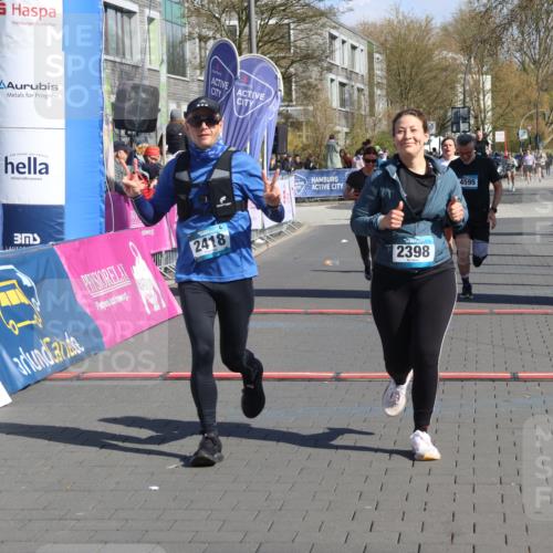 12.04.2026 - 45. Internationalen Wilhelmsburger Insellauf Strokosch-Dieckow http://msf.ph/oto/9456314 12.04.2026 11:02:55 Ziel 2418, 2398, 4595, 4597, 4825 meine-sportfotos.de
