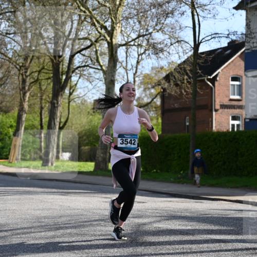12.04.2026 - 45. Internationalen Wilhelmsburger Insellauf J. Mangold http://msf.ph/oto/9456338 12.04.2026 10:29:45 Ziel 4142, 2627, 3542, 4511, 5459, 4670, 4904, 5534, 3845, 5052, 4275, 4748, 4749, 3081, 3958, 4340 meine-sportfotos.de
