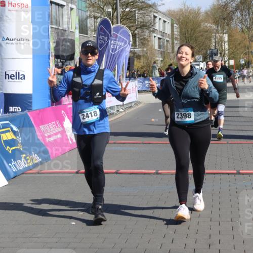 12.04.2026 - 45. Internationalen Wilhelmsburger Insellauf Strokosch-Dieckow http://msf.ph/oto/9456342 12.04.2026 11:02:56 Ziel 2418, 2398, 4595, 4597, 4825 meine-sportfotos.de