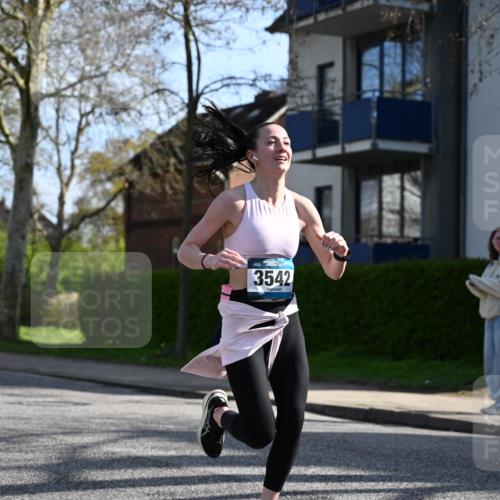 12.04.2026 - 45. Internationalen Wilhelmsburger Insellauf J. Mangold http://msf.ph/oto/9456348 12.04.2026 10:29:46 Ziel 3542, 4511, 5459, 4670, 4904, 5534, 3845, 5052, 4275, 5052, 4275, 4748, 4749, 3081, 3958, 4340, 2317 meine-sportfotos.de