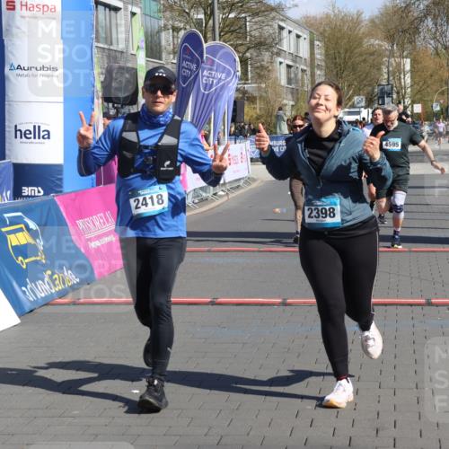 12.04.2026 - 45. Internationalen Wilhelmsburger Insellauf Strokosch-Dieckow http://msf.ph/oto/9456365 12.04.2026 11:02:56 Ziel 2418, 2398, 4595, 4597, 4825 meine-sportfotos.de