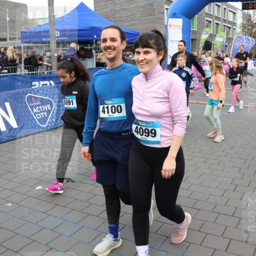 12.04.2026 - 45. Internationalen Wilhelmsburger Insellauf Strokosch-Dieckow http://msf.ph/oto/9456408 12.04.2026 13:03:20 Ziel 4100, 4099 meine-sportfotos.de